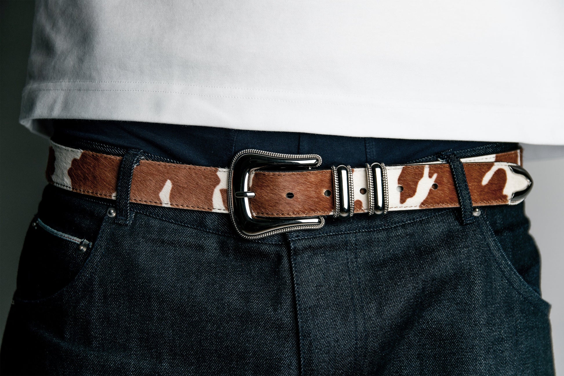Model picture - close up front - Genuine leather - big buckle - silver hardware - cowhide texture - horsehair texture 